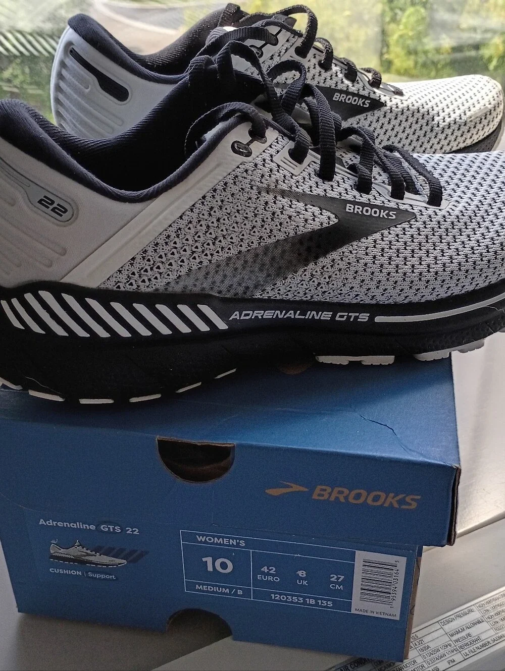 Brooks Adrenaline GTS 22 Sneakers - Gray & Black--LIKE NEW--WORN ONCE